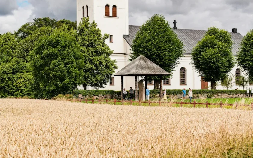 Rökstenen står vid Röks kyrka