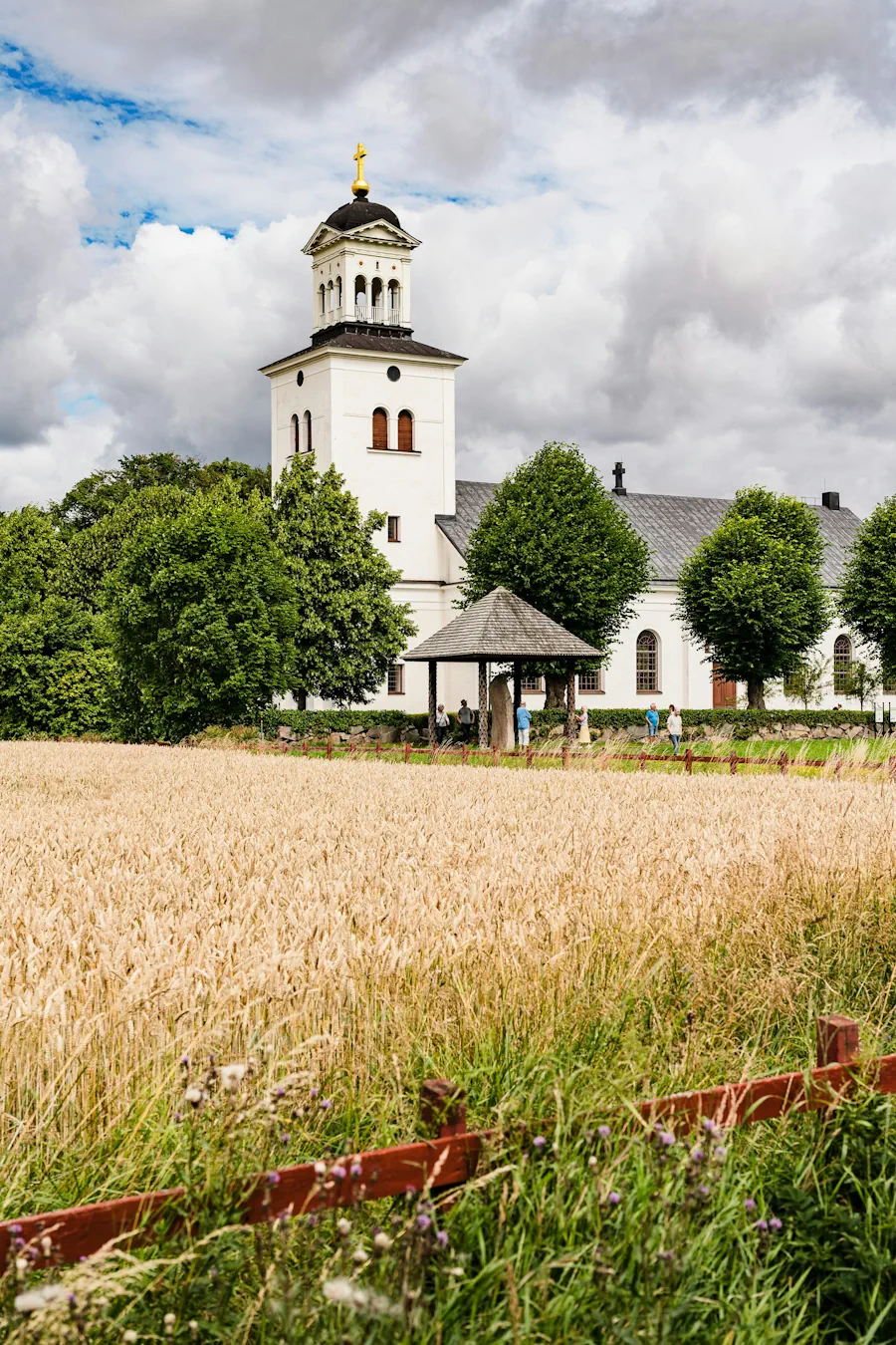 Rökstenen står vid Röks kyrka